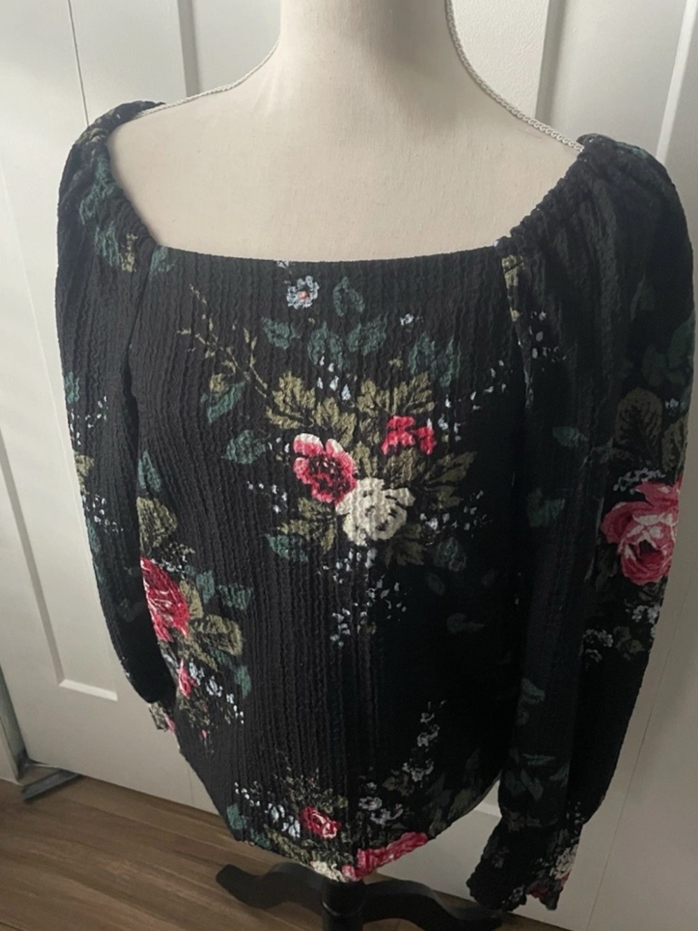 Loft Sz medium Black Floral Peasant Blouse  Pink  Roses floral balloon sleeves